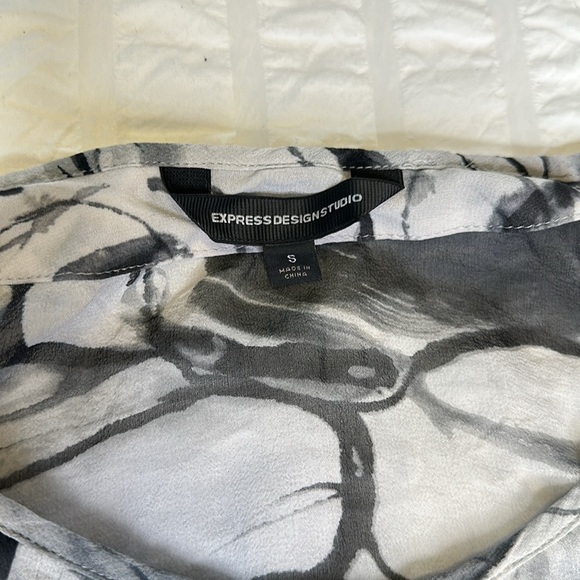 100 % Silk Vntg Black and white abstract Express brand blouse - Picture 3 of 5